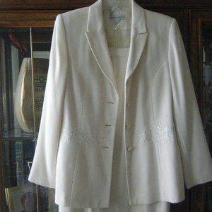 Women White Two - Piece Suit size 8